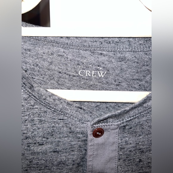 Men’s Size Large JCrew Henley Long-sleeve Tee! Lightly worn - Picture 2 of 3
